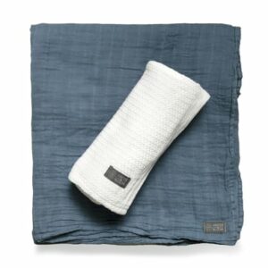 VINTER&BLOOM Geschenkset Kuscheldecke Soft Grid & Musselindecke Bright White/Storm Blue